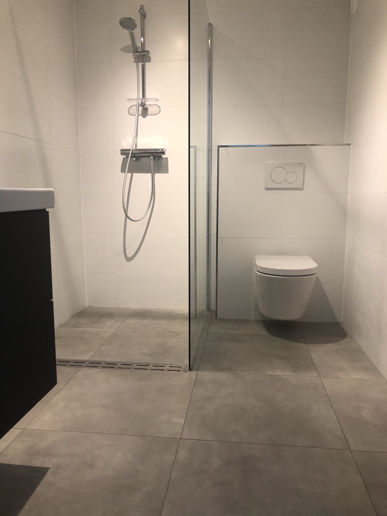 Afgeronde badkamer en toilet